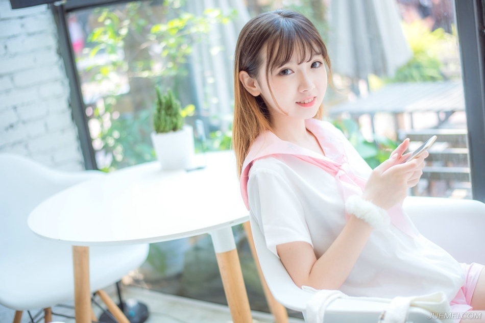 远处，刘备军营中传来鸣金之声，庞德皱了皱眉，看了看四周，却见其他几路攻上城墙的荆州将士已经被击退，现在就只剩下关羽一路，明显破城无望，刘备担心关羽安危，因此不得不放弃这个难得的机会。